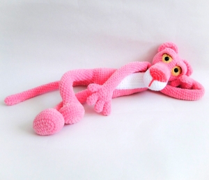 Вязанная игрушка розовая пантера ручная работа     ― Интернет-магазин оригинальных подарков Tuk-i-tuk.ru