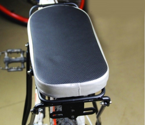 Мягкая подушка на багажник велосипеда ― Интернет-магазин оригинальных подарков Tuk-i-tuk.ru