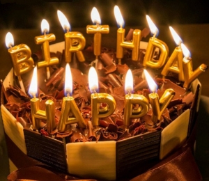 Набор золотых свечей для торта Happy Birthday ― Интернет-магазин оригинальных подарков Tuk-i-tuk.ru