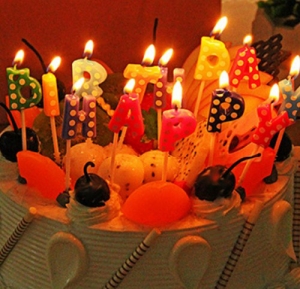 Набор свечей в горошек для торта Happy Birthday  ― Интернет-магазин оригинальных подарков Tuk-i-tuk.ru